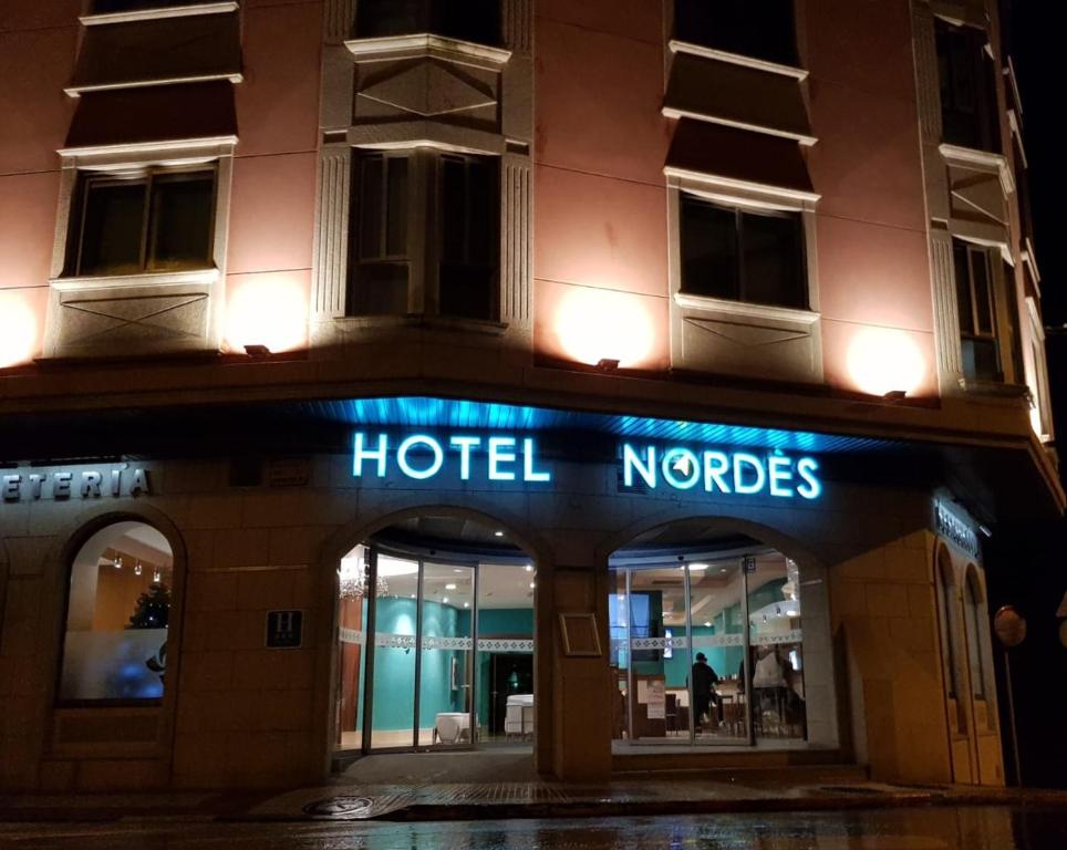 布里拉蒂卡波诺德斯酒店的标有酒店名称的标牌的酒店