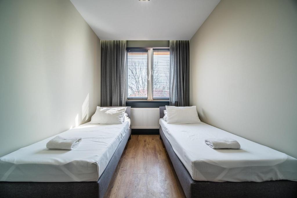 比亚韦斯托克Rint - Centrum Zamenhofa Street的小型客房 - 带2张床和窗户