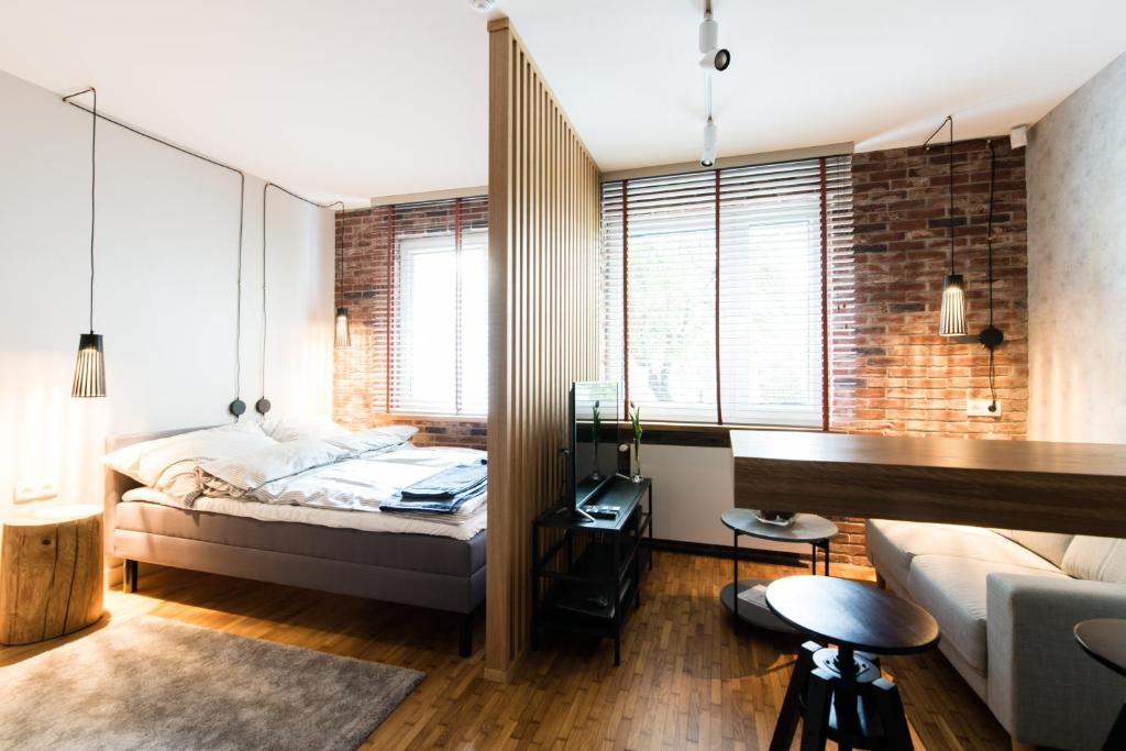 卢布林Apartament Solna - jedyny taki #Lublin的一间卧室配有一张床和一张书桌