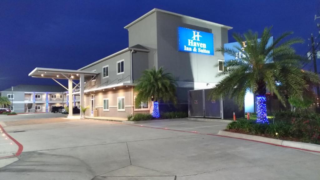 休斯顿Haven Inn & Suites Downtown Houston.的前面有标志的酒店