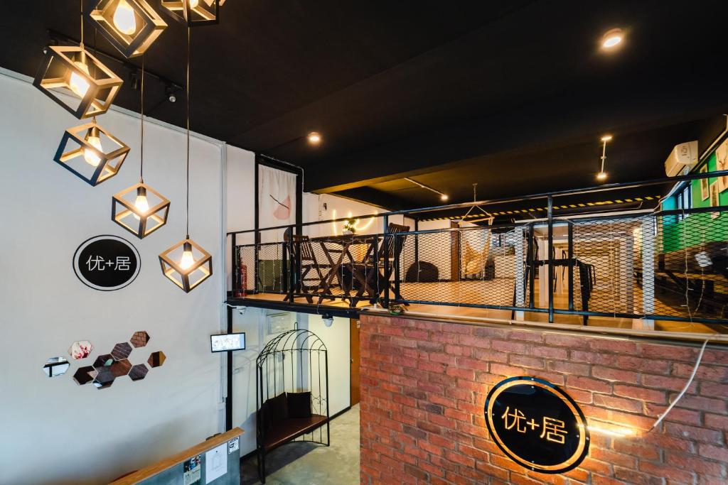 仙本那Perfect Hub Semporna的餐厅拥有砖墙和墙壁上的灯光