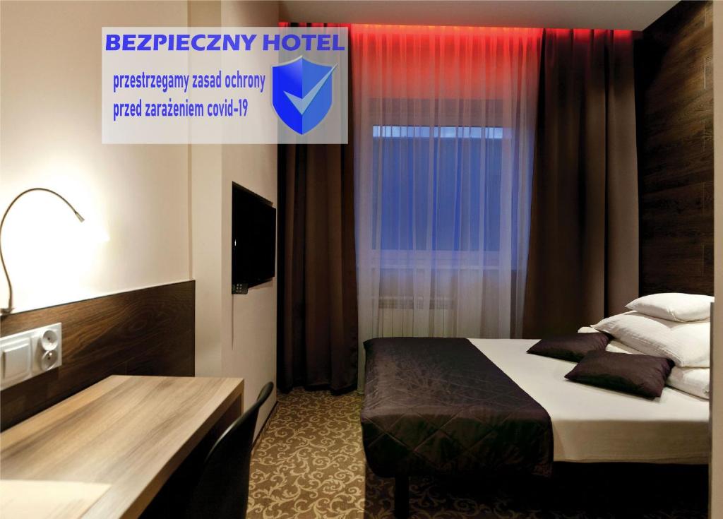 罗兹努公寓式酒店的配有一张床和一张书桌的酒店客房
