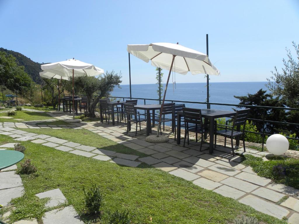 克里日亚科尔特德尔加洛酒店的一排桌椅,带遮阳伞,享有海景