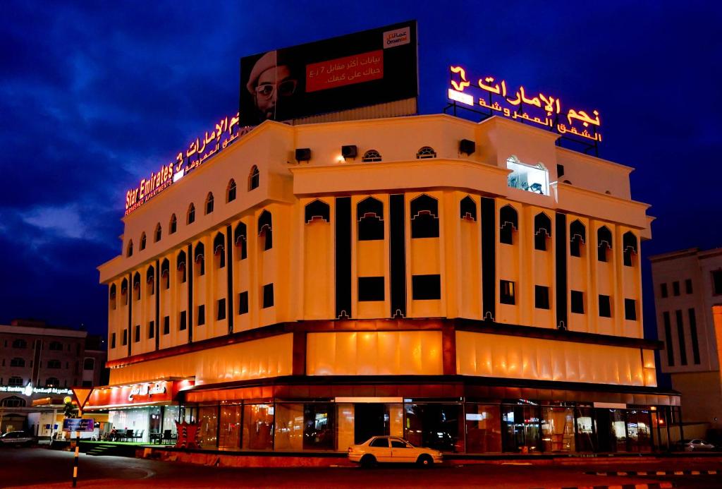 塞拉莱Star Emirates Downtown的上面有标志的建筑