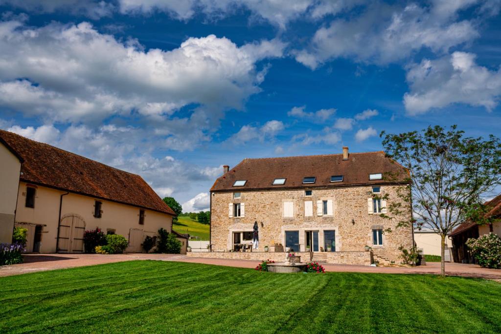SouheyLa Maison de Souhey的一座带绿色草坪的大型砖屋