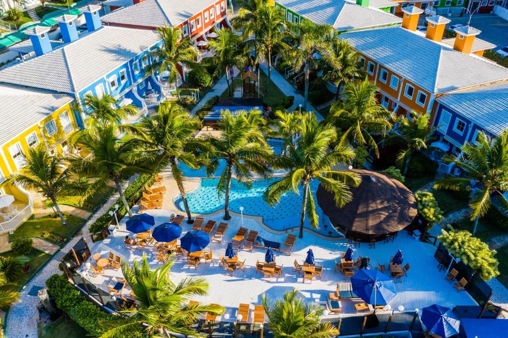 邦比尼亚斯Hotel Vila do Farol的享有度假村的空中景致,设有游泳池和棕榈树