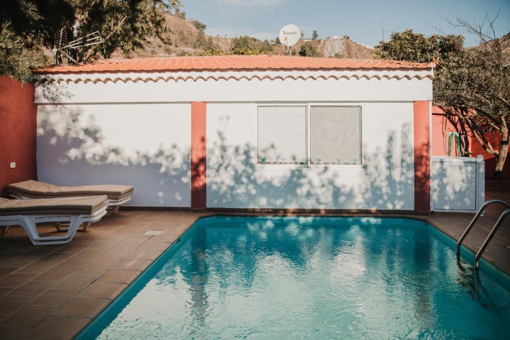 圣巴托洛梅Casa rural con piscina en Hoya de Tunte - 4的房屋前的游泳池