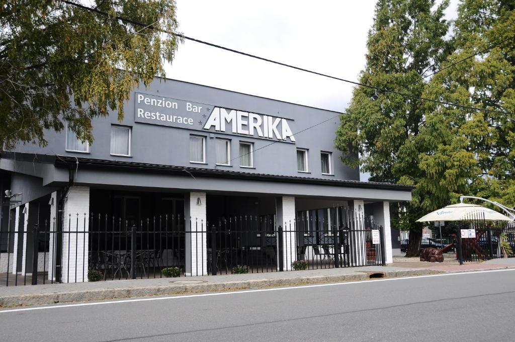 哈维若夫Restaurace a hotel Amerika的街道边的建筑物