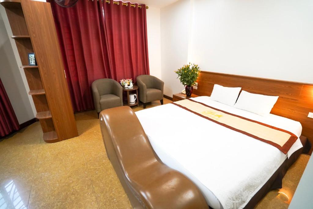 河内Hanoi Star Hotel的酒店客房,配有一张床和两把椅子