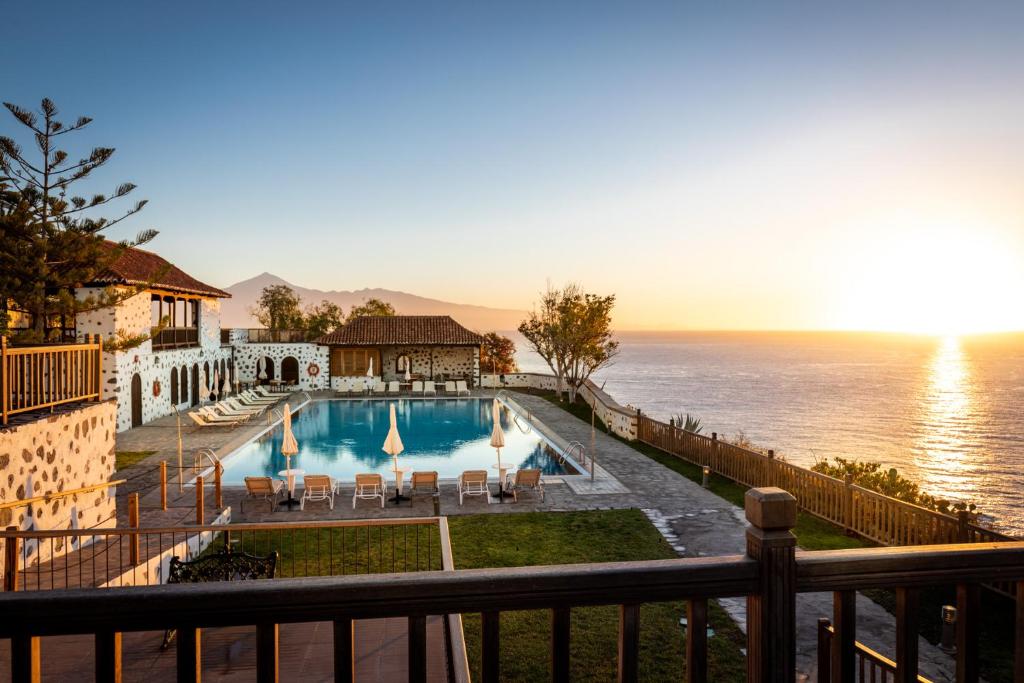 戈梅拉岛圣塞瓦斯蒂安戈梅拉帕拉多酒店的享有游泳池和大海的景色
