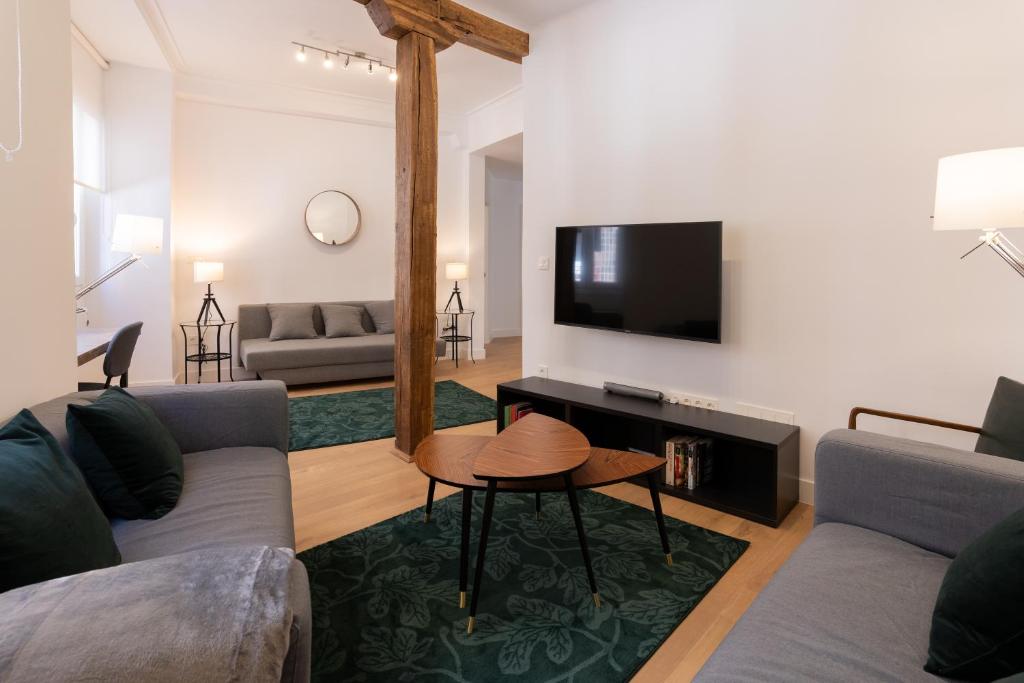 毕尔巴鄂Bilbao High Apartment的带沙发和电视的客厅