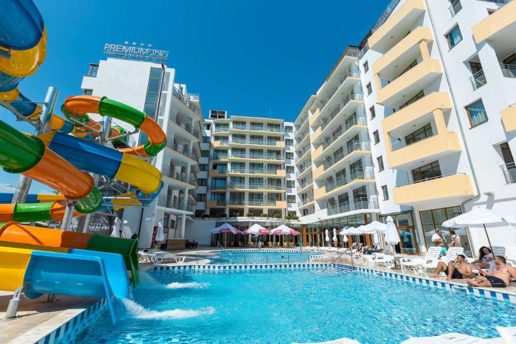 阳光海滩Best Western PLUS Premium Inn的度假村内带水滑梯的游泳池