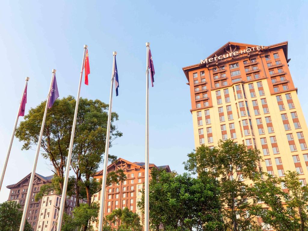 南昌南昌融创美居酒店的建筑物前的一组旗帜