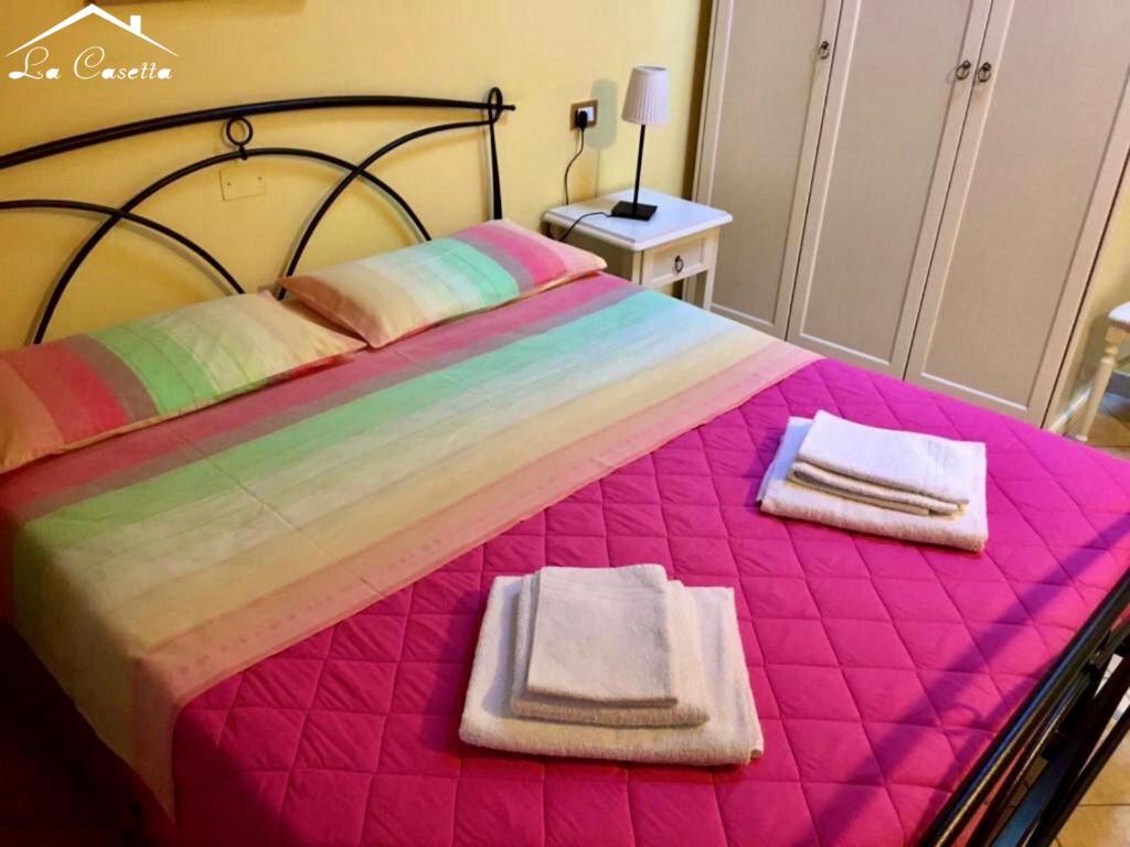 阿特里La Casetta Di Atri的床上有两条毛巾