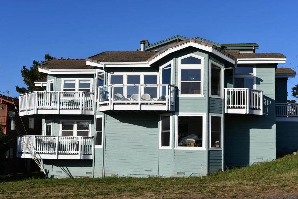 坎布里亚For Sea Forever的蓝色的大房子,设有白色阳台