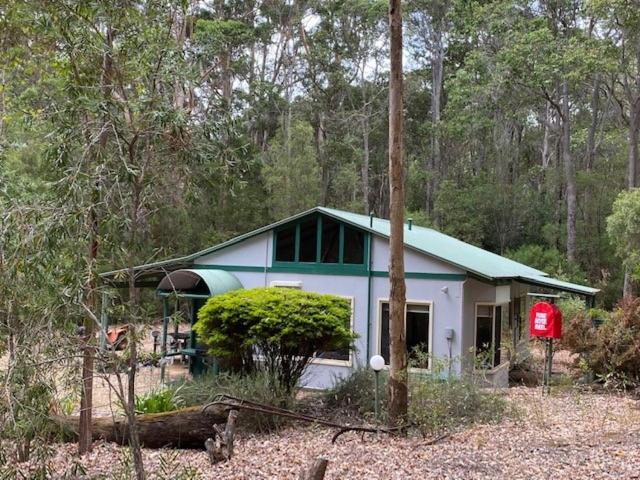 玛格丽特河Harmony Forest Cottages & Lake side Lodge的森林中间的小房子