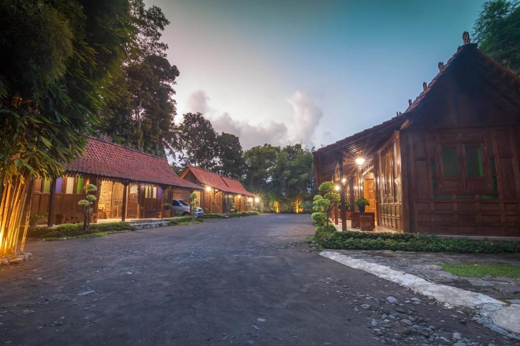 婆罗浮屠The Omah Borobudur的一条空的街道,在一些木头建筑前