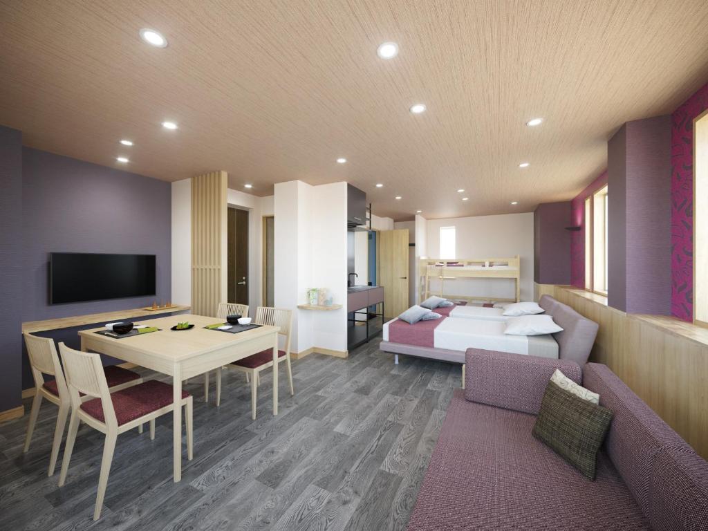 东京WIRES HOTEL James zaka的配有床、桌子和沙发的房间