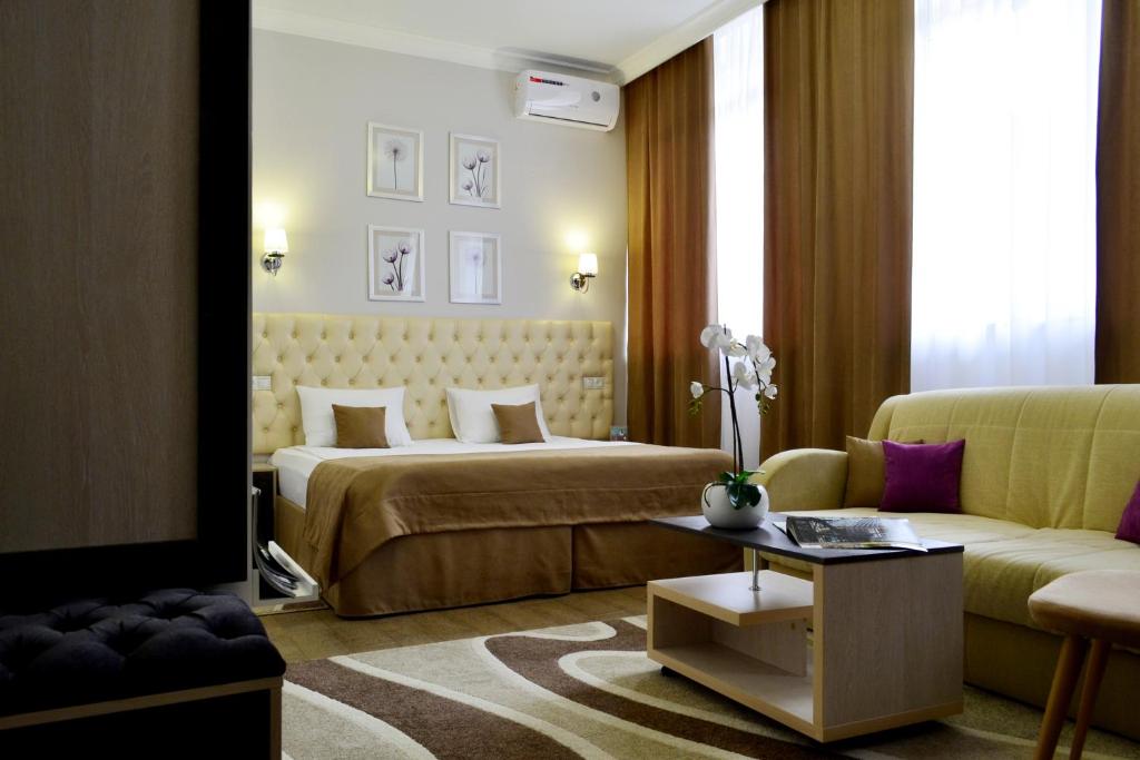 叶森图基Lux Promo Park & House до 4 гостей с детской комнатой的酒店客房,设有两张床和一张沙发