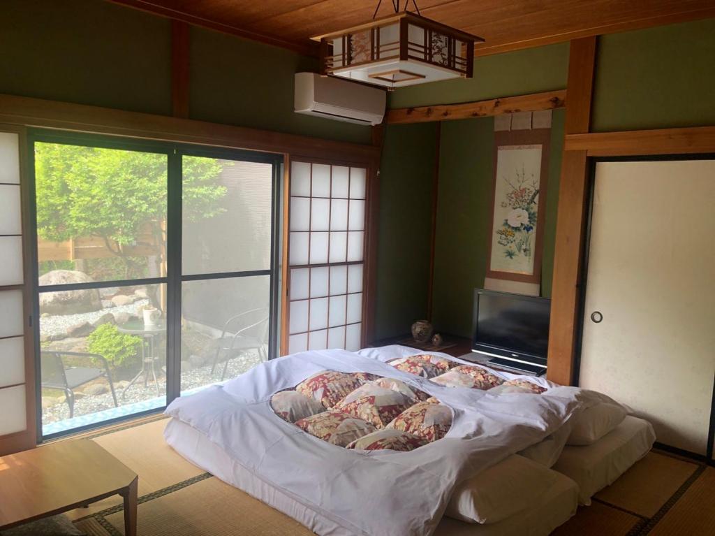 日光日光斯特旅馆的一张大床,位于带大窗户的房间里