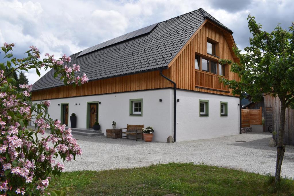 玛丽亚普法尔Landschützer's Country Suites的谷仓风格的房屋,设有木屋顶