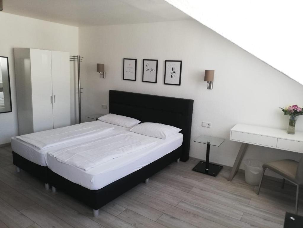 威斯巴登路易森霍夫酒店的卧室配有一张白色大床和一张书桌