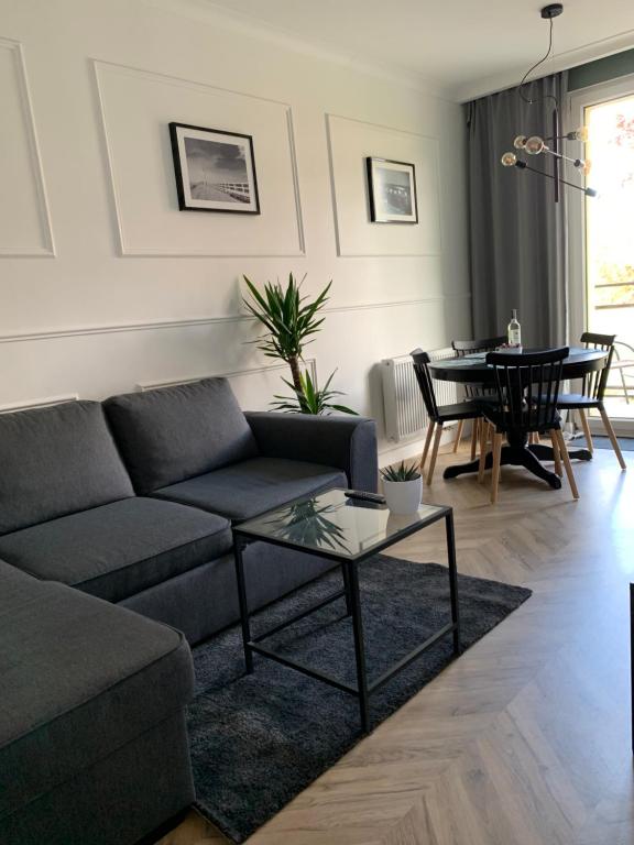 格但斯克Gdańsk Old Town - Elegant Apartment的客厅配有沙发和桌子