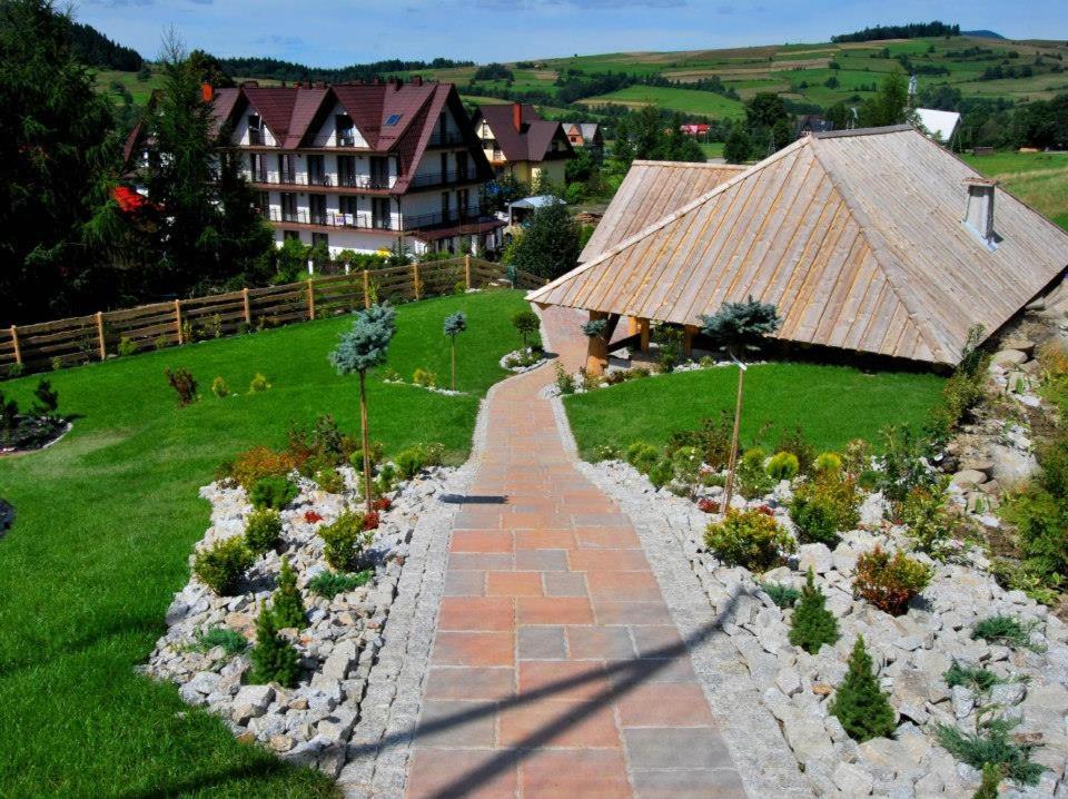 Niedźwiedź薇拉特拉姆酒店的享有花园房屋的空中景致