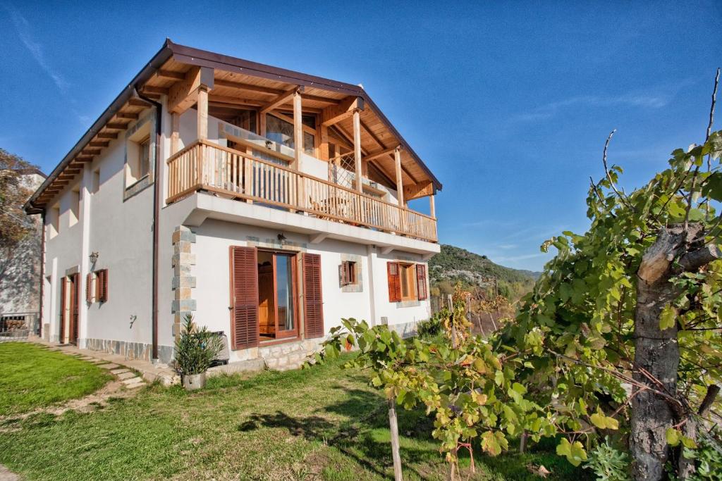 威尔帕扎Accommodation "MONTELAGO"- Virpazar,Skadar Lake的带阳台的房子的图象