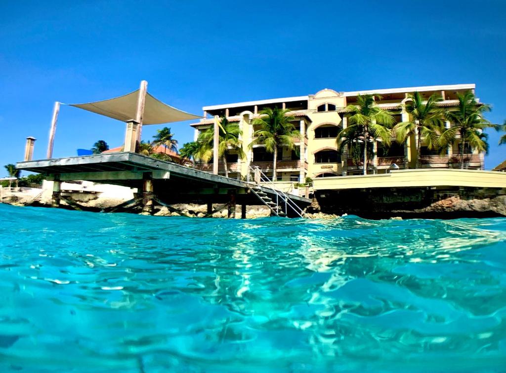 克拉伦代克The Bellafonte - Luxury Oceanfront Hotel的水中的酒店,以度假村为背景