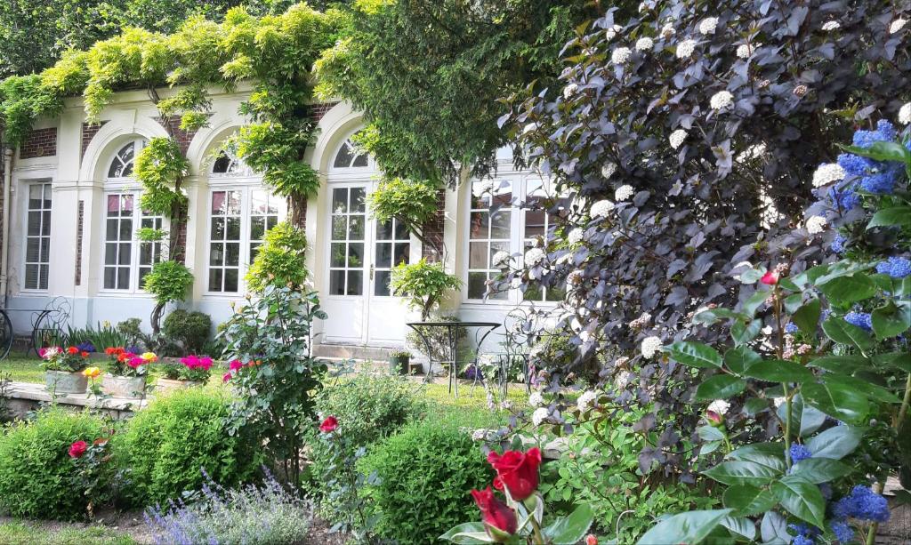 凡尔赛L'Orangerie White-Palacio的花房前的花园