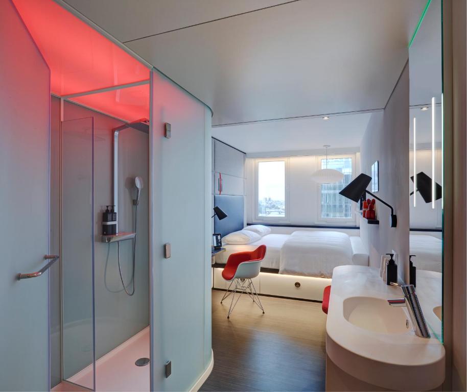 巴黎巴黎里昂火车站公民酒店的带淋浴的浴室和1间带1张床的卧室