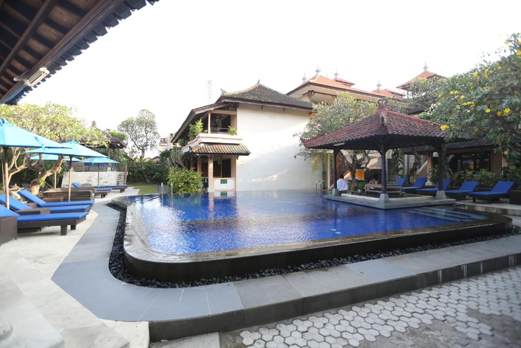 库塔法特瑜吉别墅酒店的一座带喷泉的建筑中央的游泳池