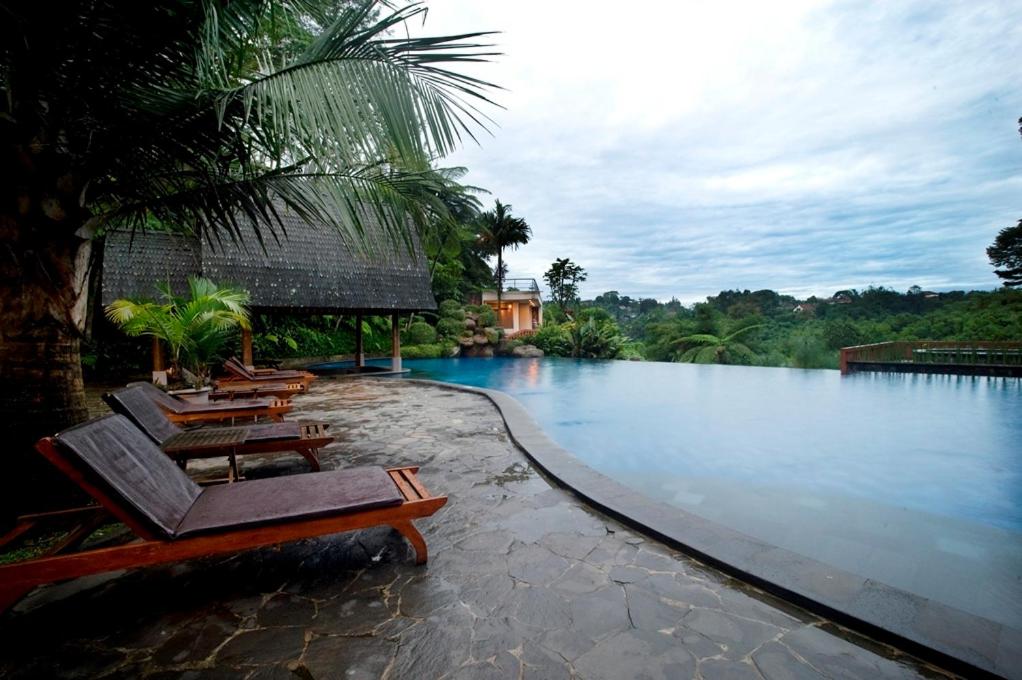 伦邦桑格利亚度假酒店的河畔游泳池,带躺椅