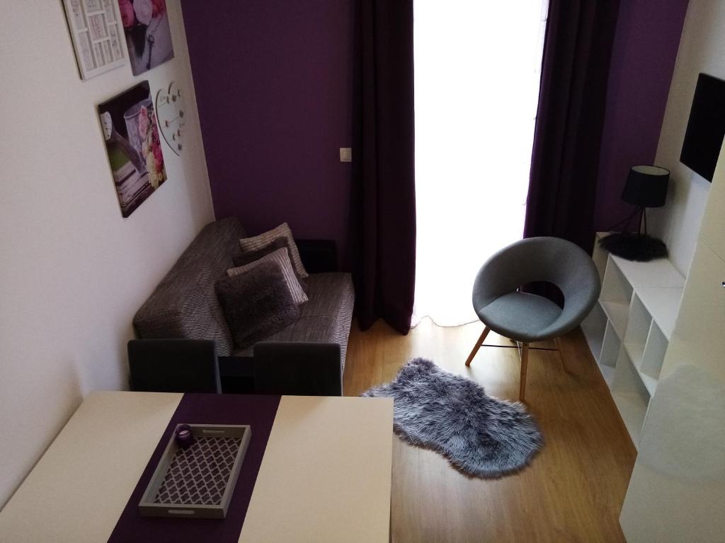 特罗吉尔Tomena apartments的客厅配有桌子和沙发