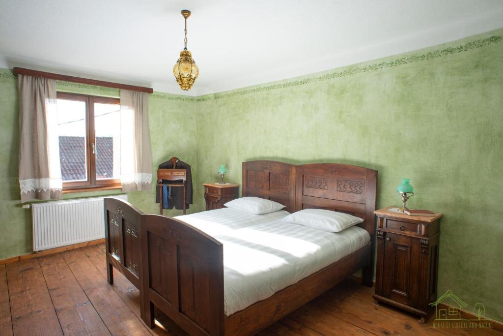 ZagradecHouse of Culture and Nature - Hiša Kulture in Nature的一间卧室设有一张带绿色墙壁的大床