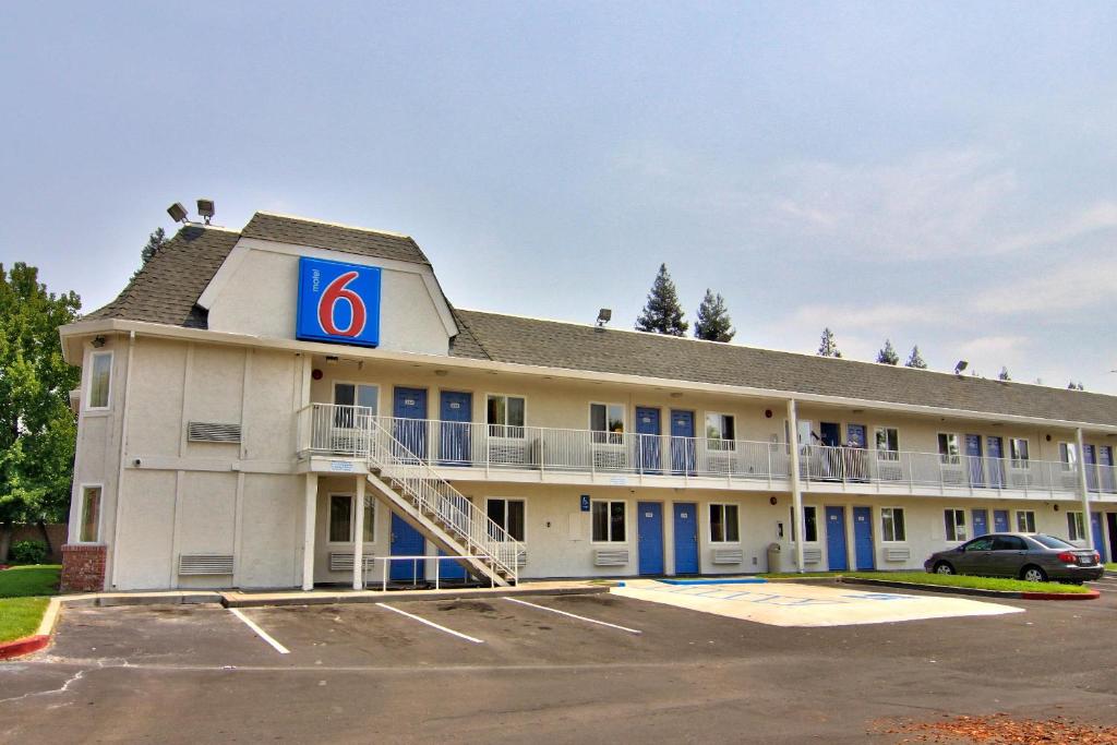 萨克拉门托Motel 6-Sacramento, CA - South Sacramento and Elk Grove的前面有一个停车位的酒店