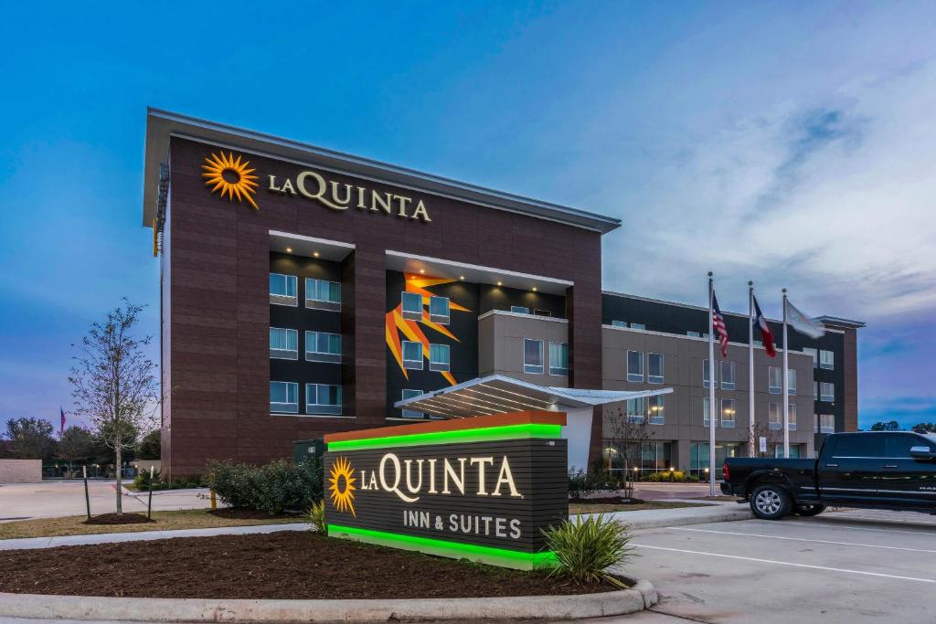斯普林La Quinta Inn and Suites by Wyndham Houston Spring South的建筑前有标志的酒店