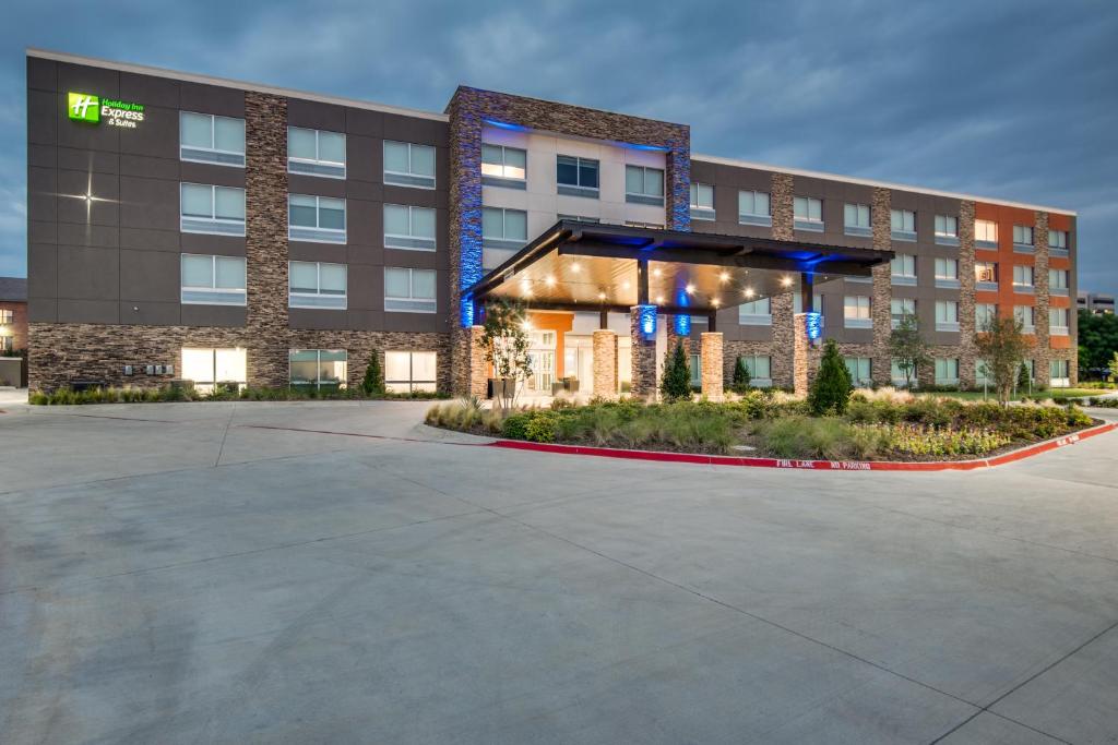 艾迪生Holiday Inn Express & Suites Dallas North - Addison, an IHG Hotel的酒店前面的一个空停车位