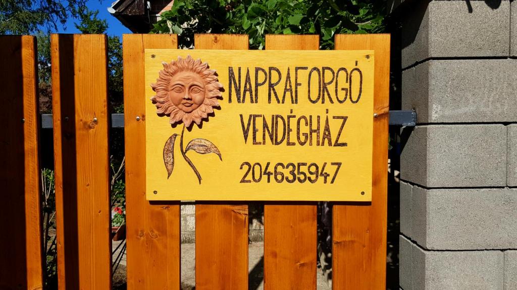 加尔多尼Napraforgó Vendégház的木栅栏上的标志,上面有标志