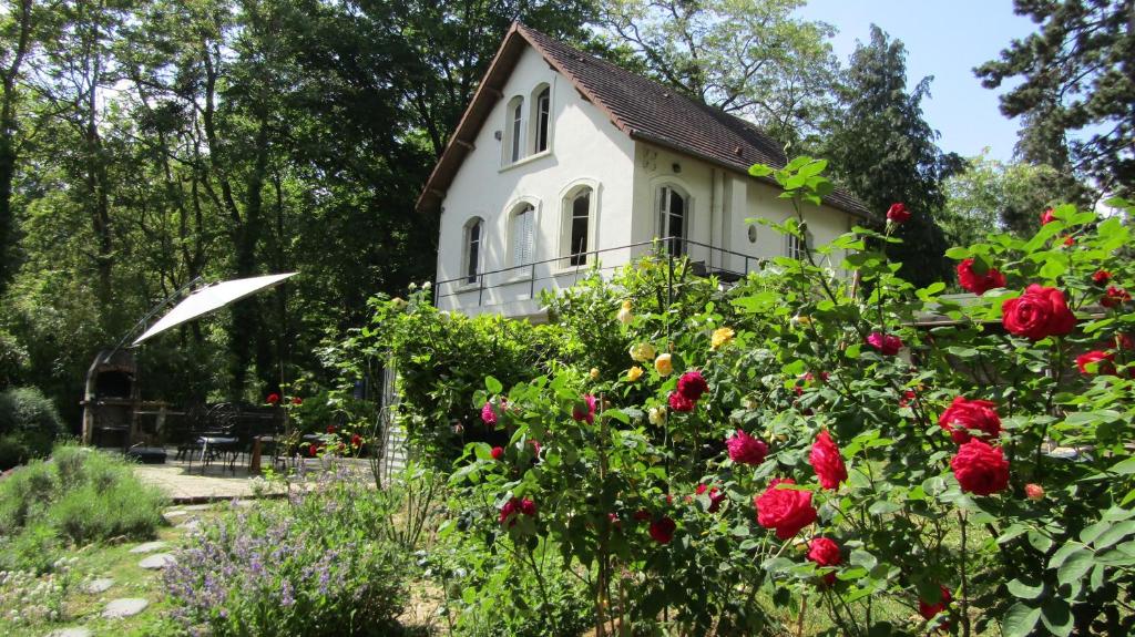 瓦兹河畔欧韦LA CHERIELLE的花园里玫瑰的古老房子