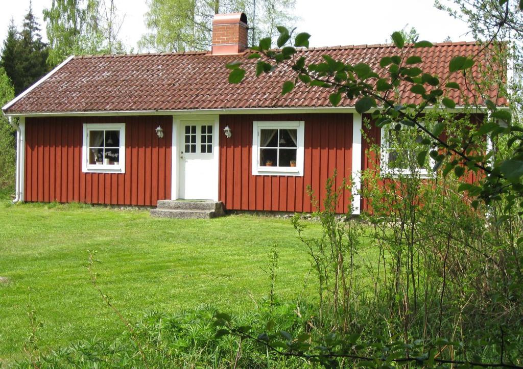 UrshultTildas Urshult的院子里有白色门的红色房子