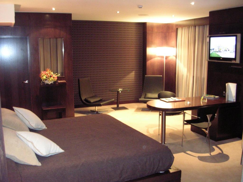 奥伦塞弗朗西斯二世酒店的一间卧室配有一张床、一张桌子和一张桌子