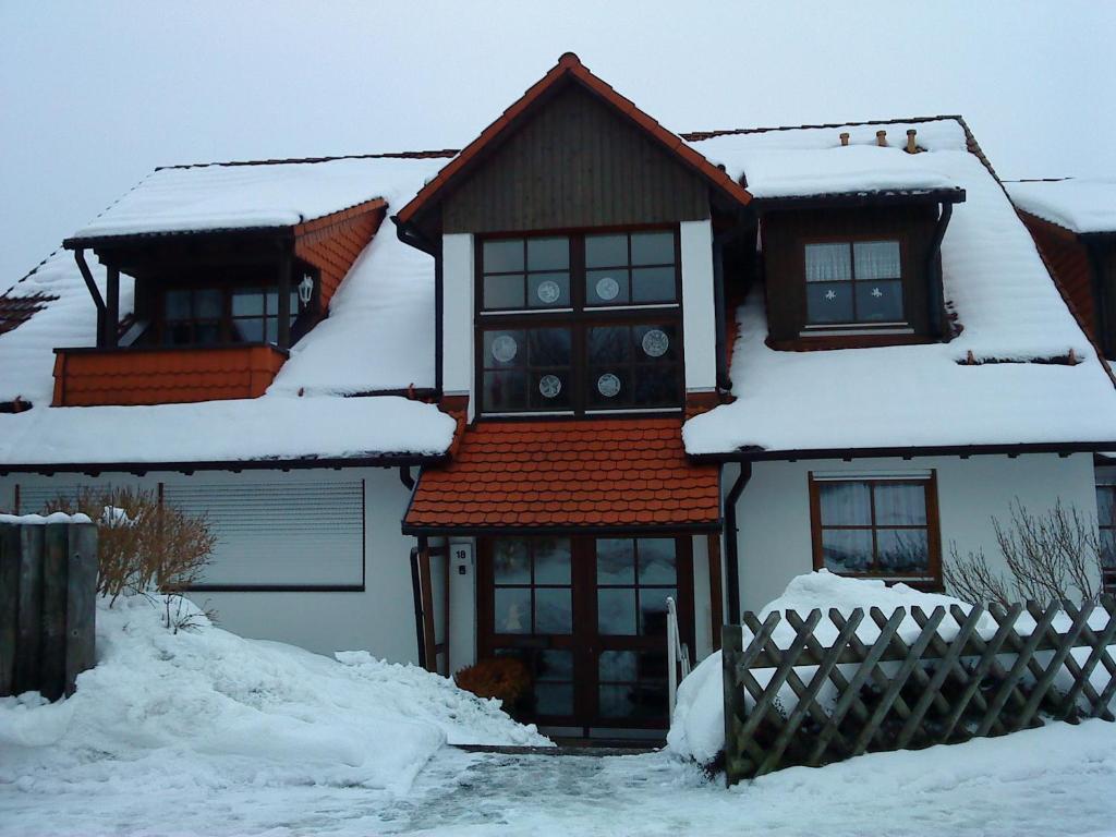 阿尔特瑙格吕克奥夫公寓的上面有雪的房子