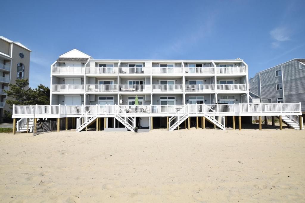 大洋城Ocean Club 4011 townhouse的沙滩上的一座建筑