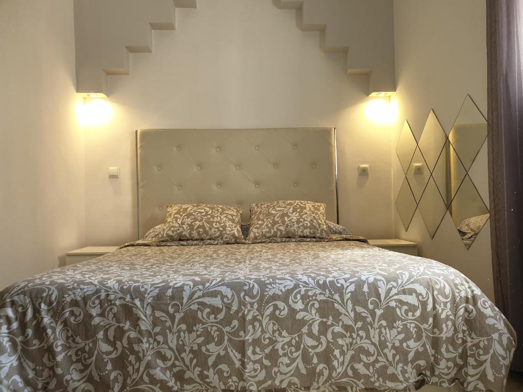 马德里Bonito Apto Cinco Torres Plaza Castilla的一间卧室配有一张大床和两个枕头