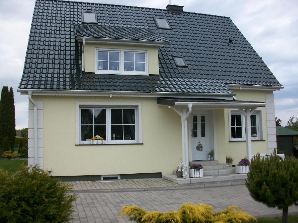 阿默灵豪森Ferienwohnung Ott的黑色屋顶的白色房子