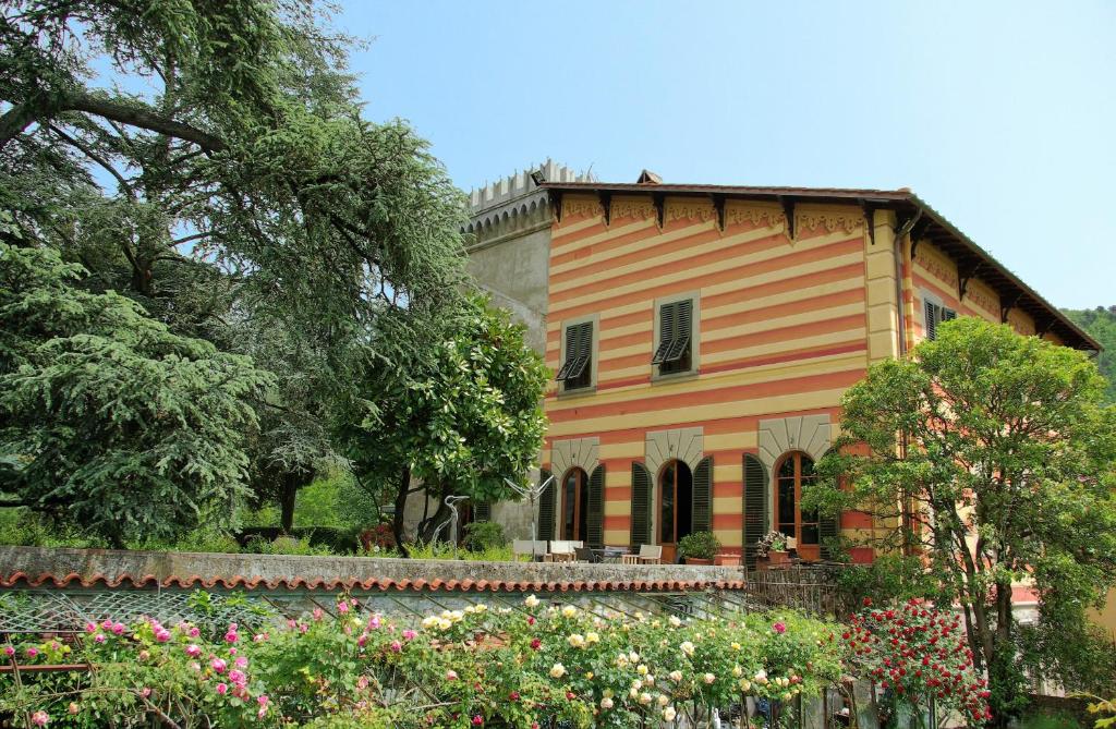 皮斯托亚圣西蒙娜别墅酒店的前面设有花园的大房子