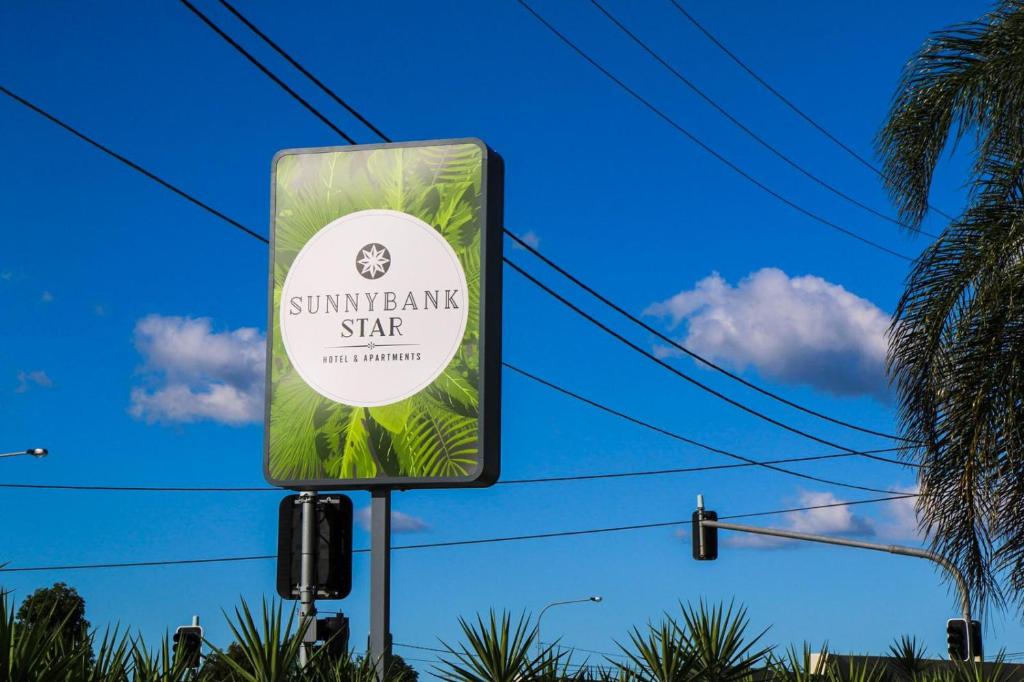 布里斯班Sunnybank Star Hotel的棕榈树Spa的标志