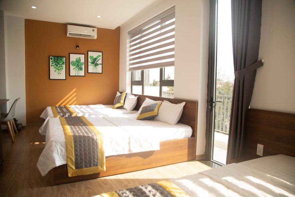 绥和市Khách sạn Phú Yên - BaKa Hotel的一间带两张床的卧室和一个阳台